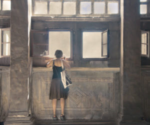 jeune-femme-regardant-par -une-fenêtre